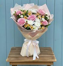 Букет цветов из:  Гвоздики, Орхидеи и Розы в Барсово