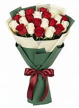 Букет Микс из красных и белых роз в Барсово