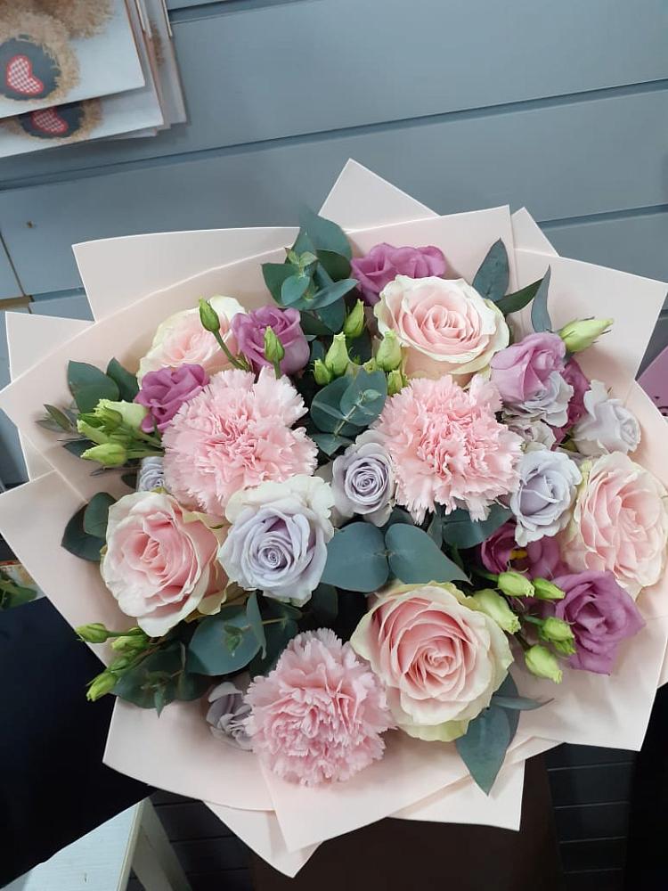 Букет цветов из: Розы, Гвоздики и Лизиантусы в Барсово